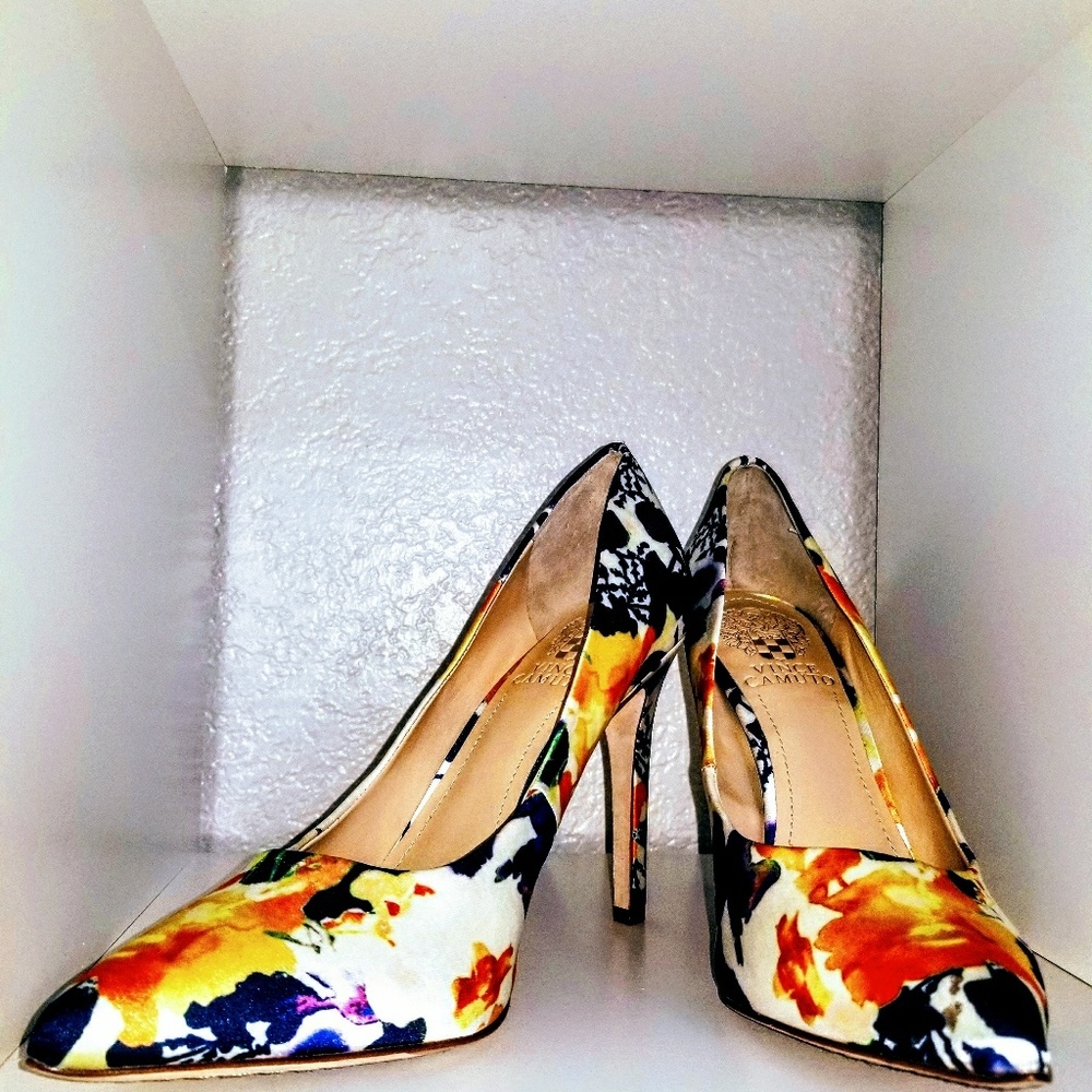 Vince Camuto Kain floral point toe pumps